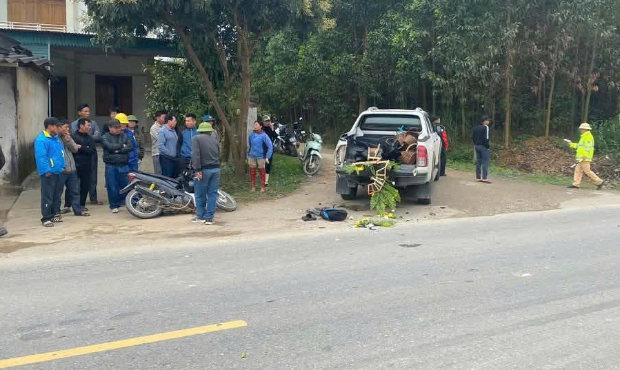Hai nam sinh đi xe máy đâm vào đuôi xe bán tải gây thương vong