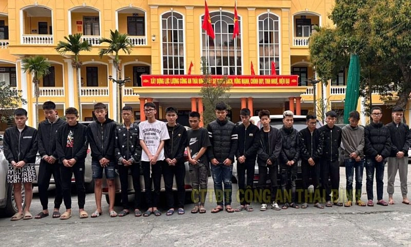 Bắt giữ 22 thanh thiếu niên mang hung khí đuổi nhau trên đường 