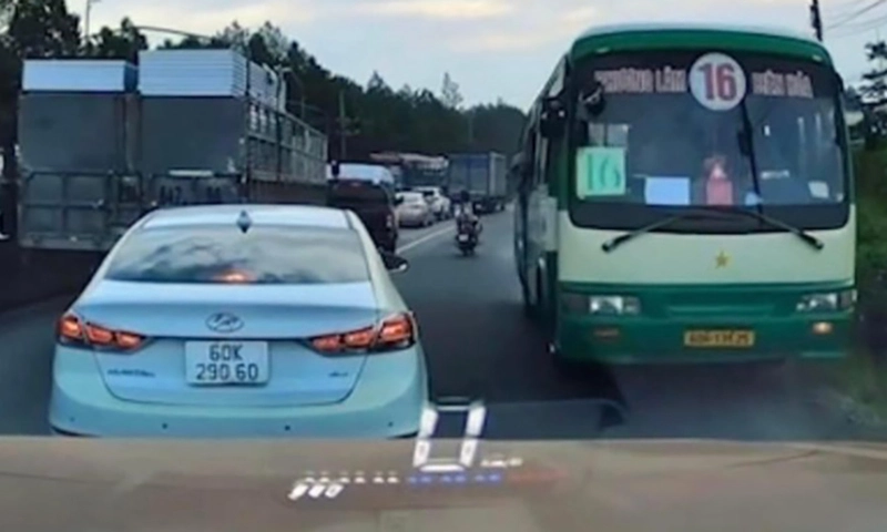 Xe buýt đi ngược chiều Quốc lộ 1, tài xế bị mời lên xử lý 