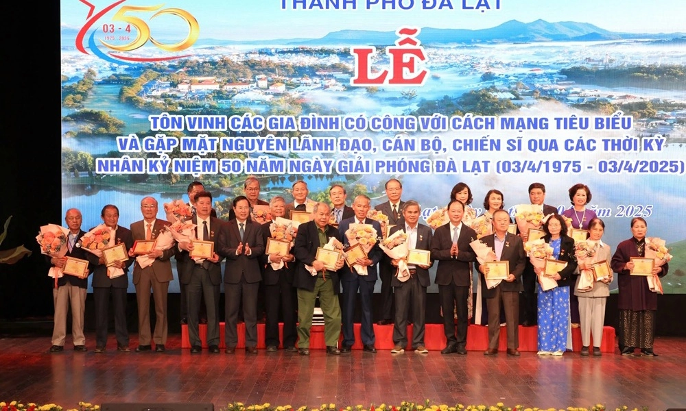 Đà Lạt tôn vinh 50 gia đình nhân kỷ niệm 50 năm giải phóng