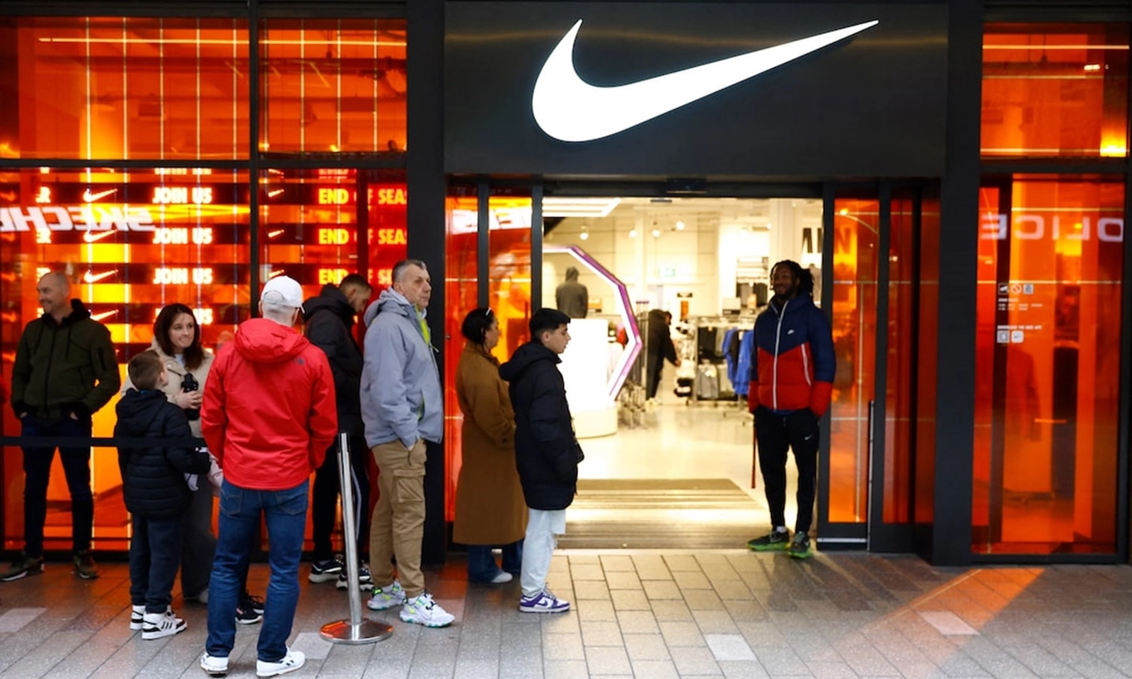 Tại sao chính sách thuế mới của Mỹ đối với Việt Nam có thể là ‘đòn giáng mạnh’ vào Nike, Adidas?