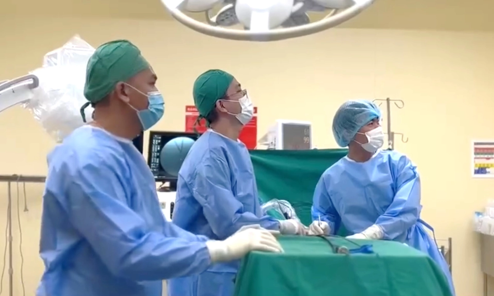 Vô tình xoay người sai tư thế, người đàn ông phải phẫu thuật vì thoát vị đĩa đệm
