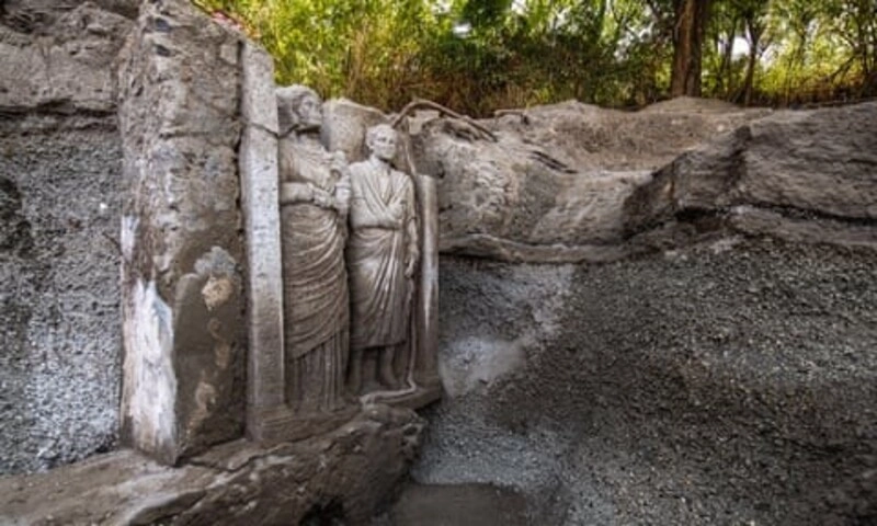 Phát hiện 2 bức tượng người trong lăng mộ cổ Pompeii