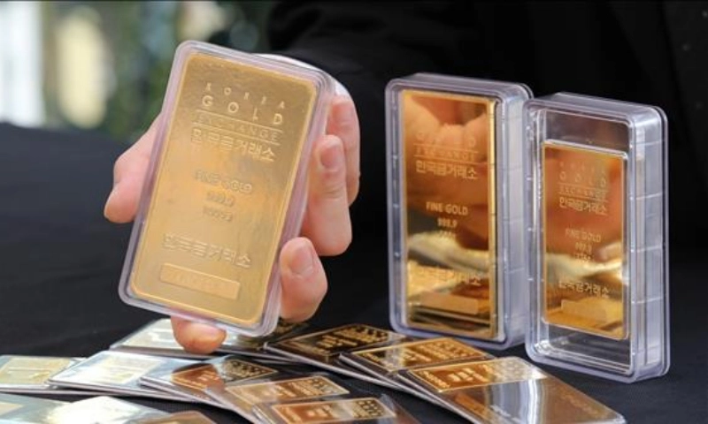 Giá vàng vọt lên sát mốc 103 triệu đồng/lượng, chênh lệch cao đẩy rủi ro cho người mua