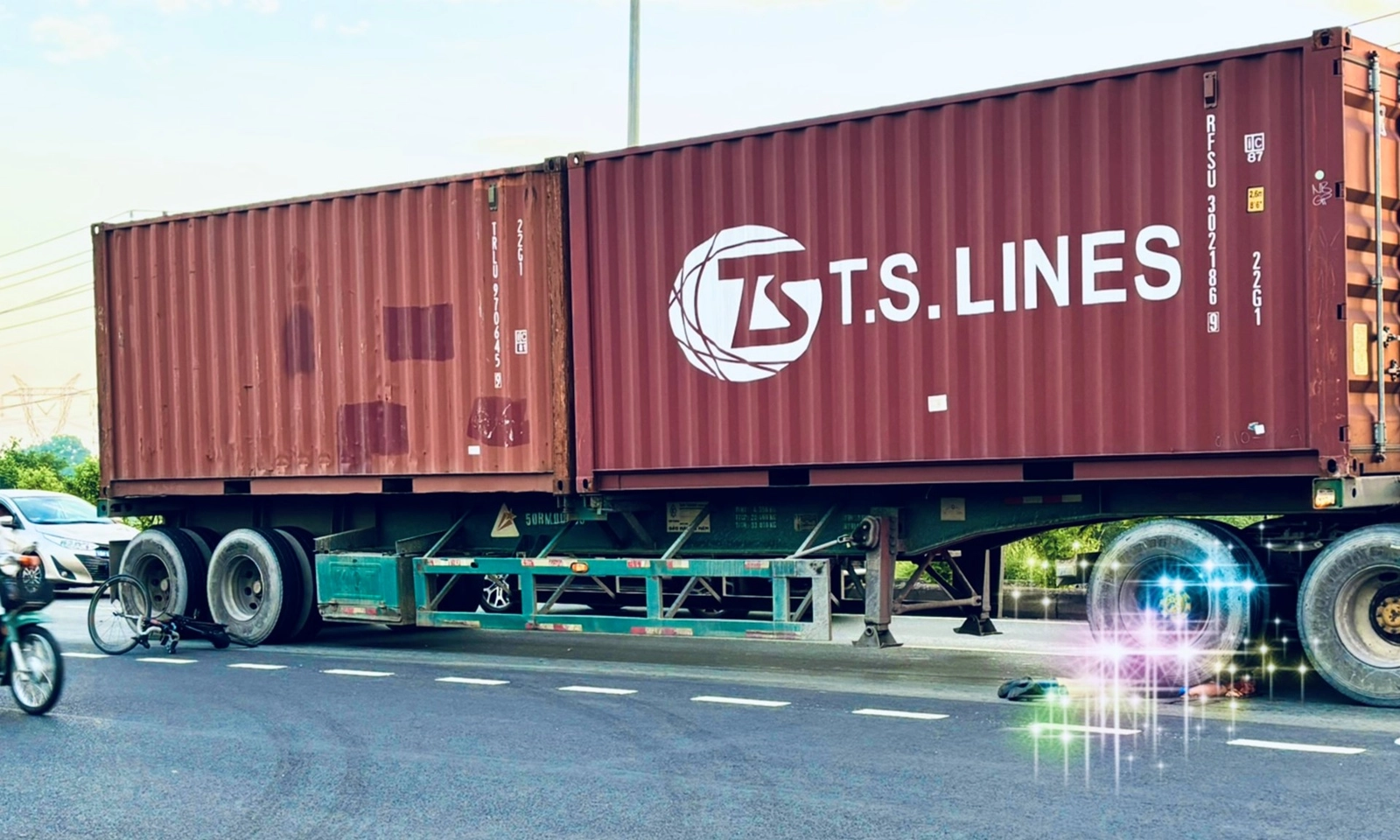 TPHCM: Va chạm với xe container, người phụ nữ đi xe đạp thể thao tử vong