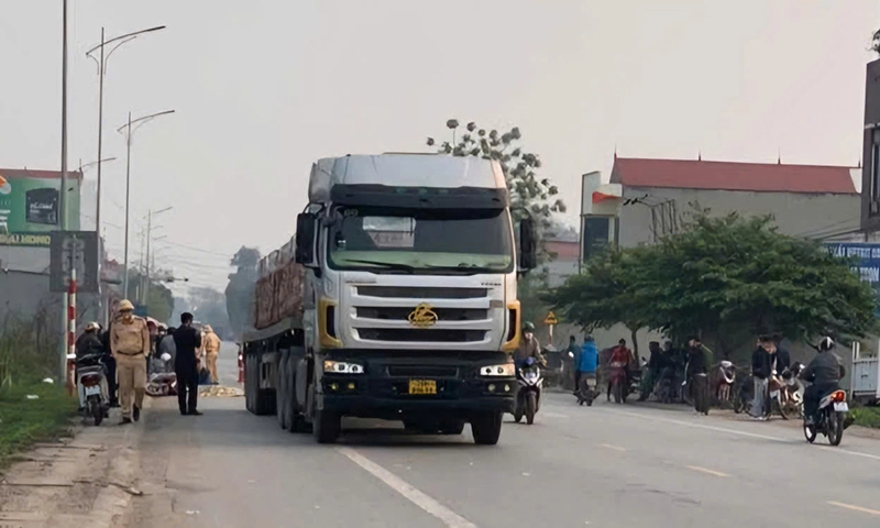 Trong một buổi sáng 3 phụ nữ đi xe hai bánh bị xe tải, container cán tử vong
