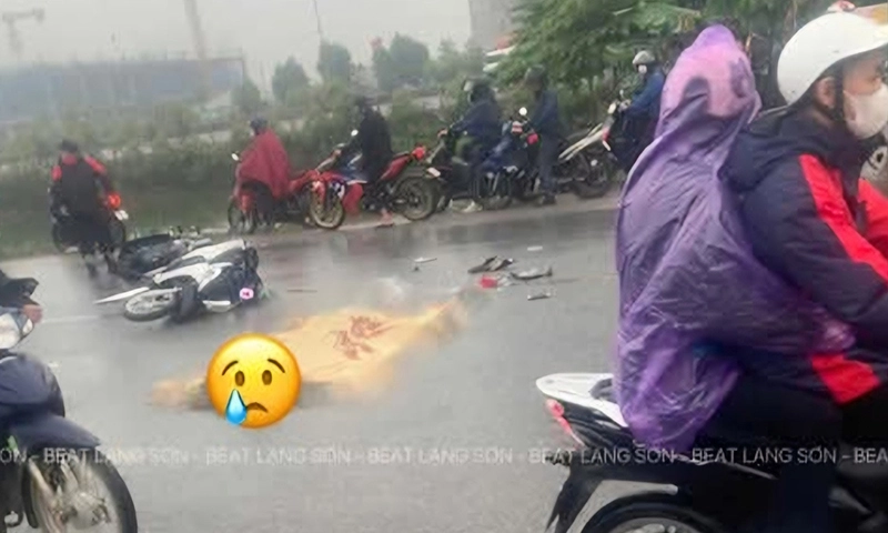 Hai mô tô va chạm làm người thanh niên ngã vào gầm ô tô tử vong