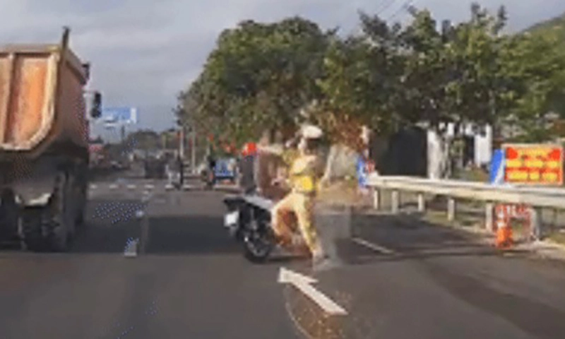 Bị dừng xe, thanh niên đi SH hất văng CSGT rồi bỏ chạy