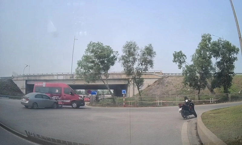 Qua giao lộ, ô tô con đâm thẳng vào hông xe 16 chỗ