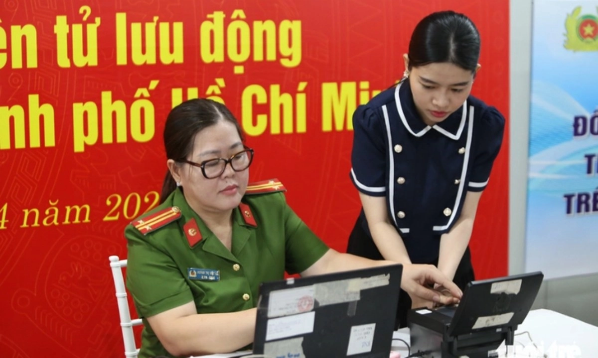 Người dân TPHCM thích thú làm căn cước tại ga metro số 1