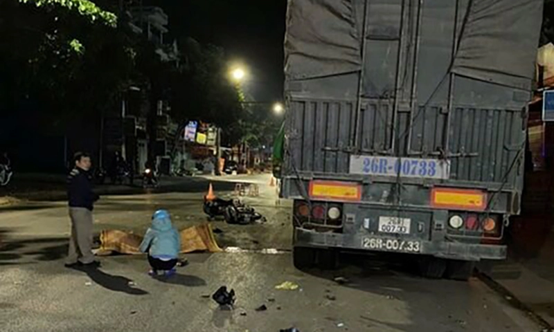 Rạng sáng, xe máy tông đuôi xe đầu kéo, 2 người thương vong