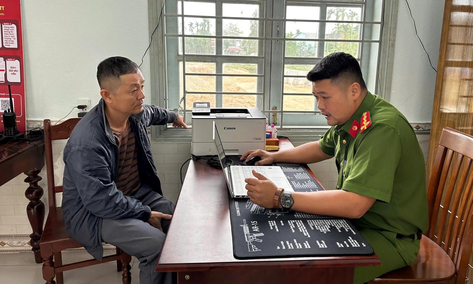 Bắt nhanh đối tượng trộm cắp thẻ ngân hàng và mang ra cây ATM rút 20.000.000 đồng