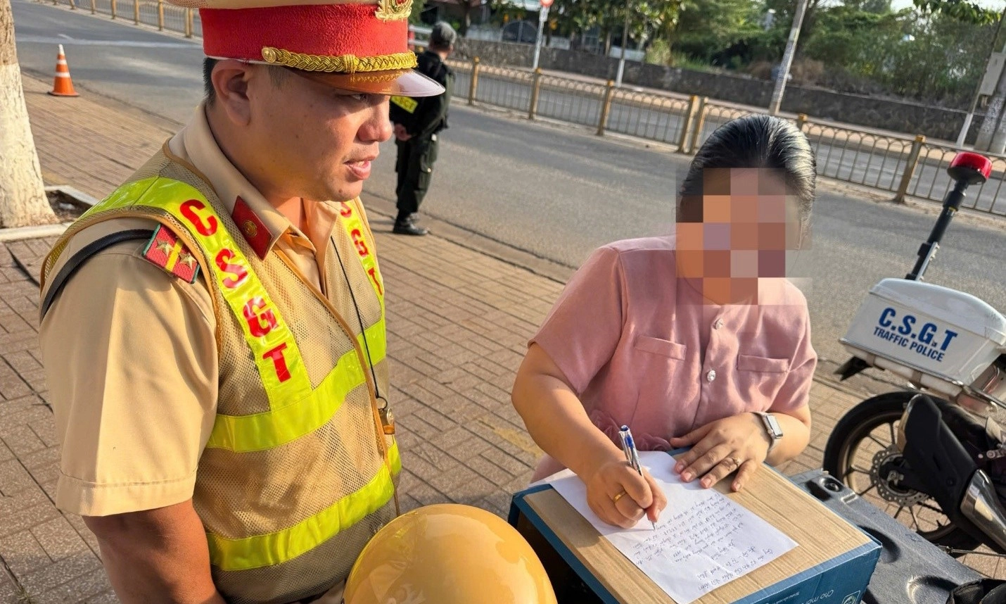 Video clip: Nữ tài xế lái xe bán tải ngược chiều tại Long Khánh bị xử phạt