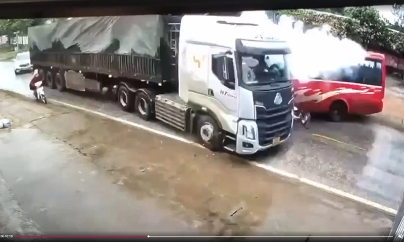 Va chạm xe đầu kéo, 4 hành khách văng khỏi xe khách