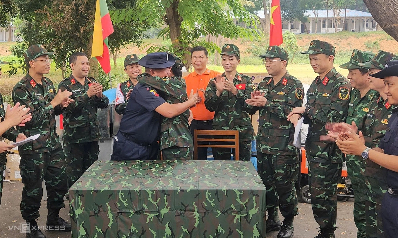 Quân đội Việt Nam trao cho Myanmar các vật phẩm cứu trợ
