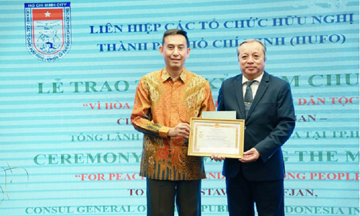 Trao kỷ niệm chương “Vì hòa bình, hữu nghị giữa các dân tộc cho Tổng Lãnh sự Indonesia