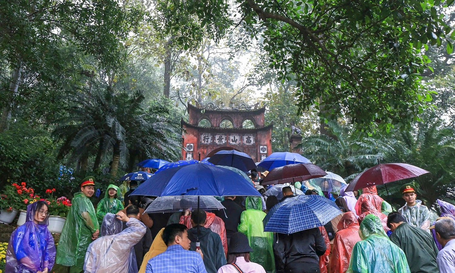 Người dân xếp hàng dài, đội mưa viếng Đền Hùng, Phú Thọ