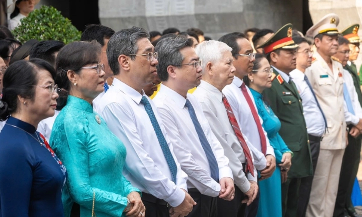 Lãnh đạo TPHCM dâng hương giỗ Tổ Hùng Vương 