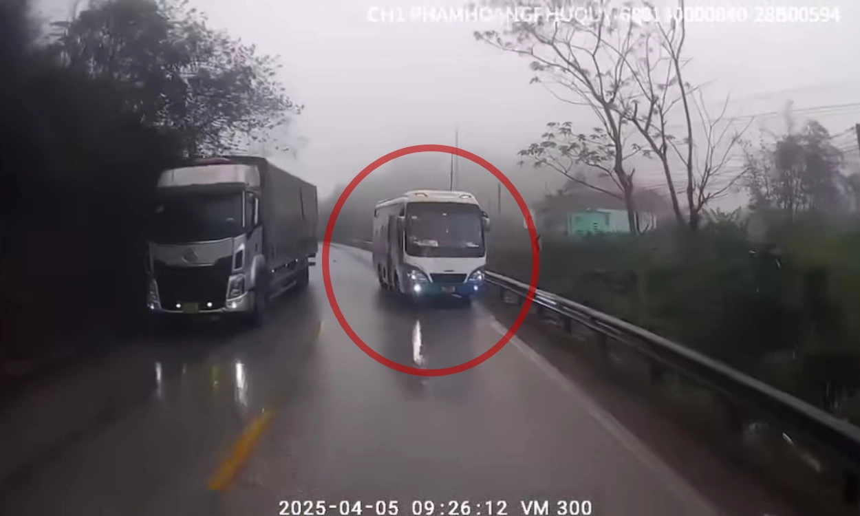Video clip: Xe khách vượt ẩu gây nguy hiểm trên đèo Thung Khe