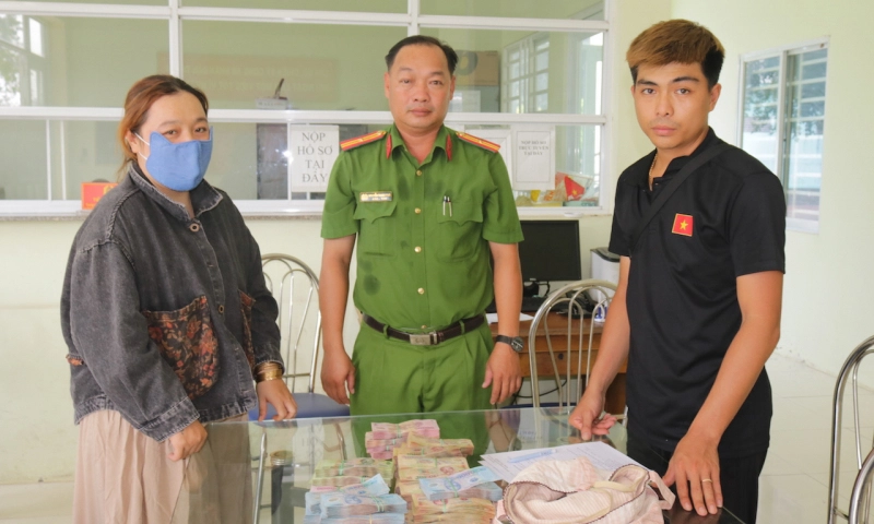 Chủ quán cơm nhờ tìm người bỏ quên hơn 110 triệu 