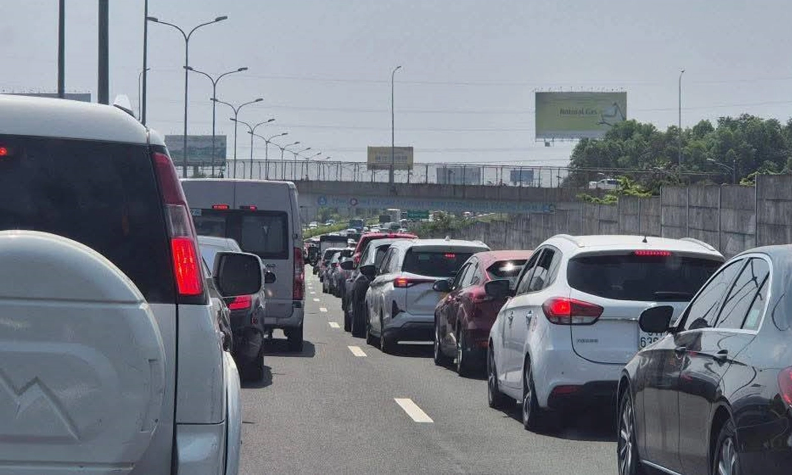 Cao tốc TPHCM - Long Thành kẹt hơn 10 km