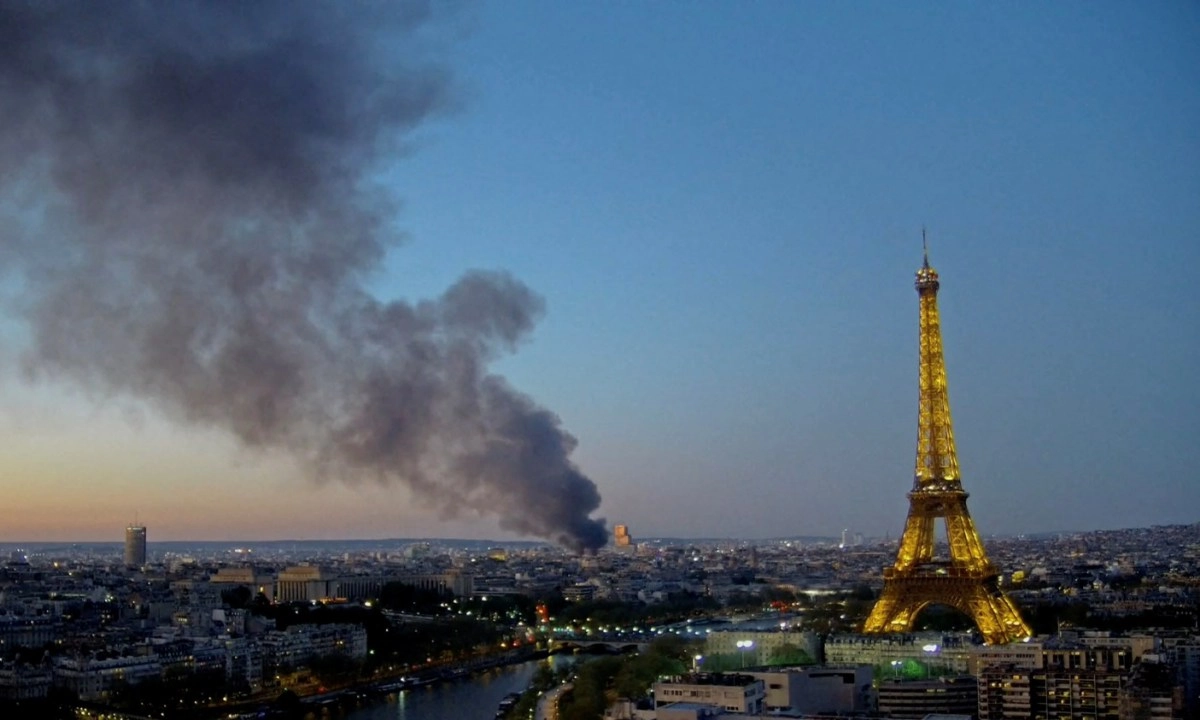 Cháy lớn ở Paris: 200 lính cứu hỏa tham gia cứu hộ