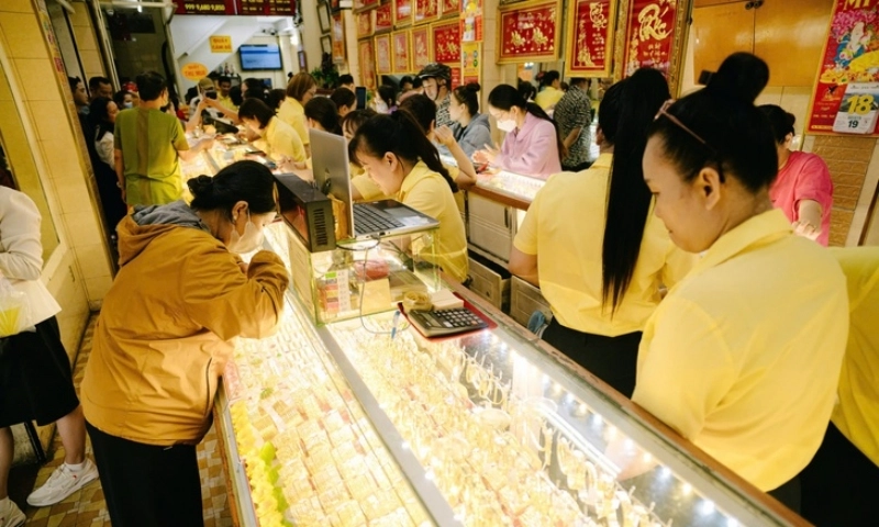 Giá vàng chiều 8/4: Vàng trong nước giằng co, chuyên gia khuyên nên mua vào