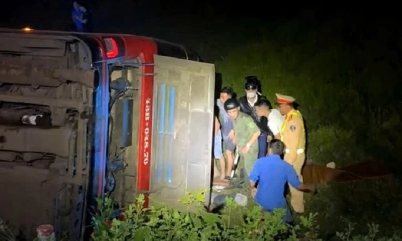 Lật xe khách lúc nửa đêm ở Bình Định, 1 người tử vong, 9 người bị thương