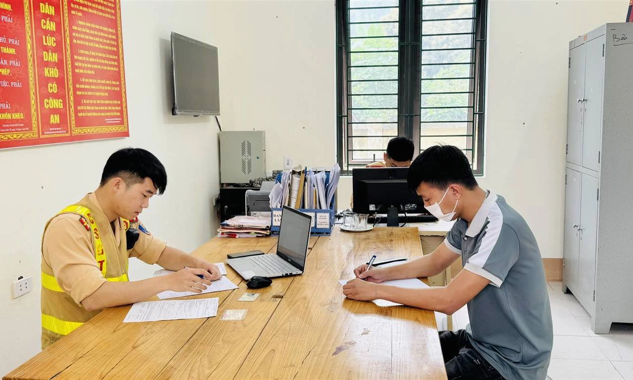 Video clip: Chở trẻ em trên thùng xe bán tải, tài xế bị phạt 5 triệu đồng