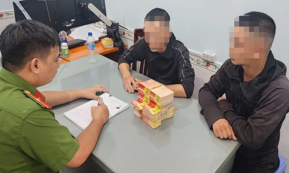 Phát hiện hai thanh niên rải hơn 1.000 tờ rơi quảng cáo tín dụng đen