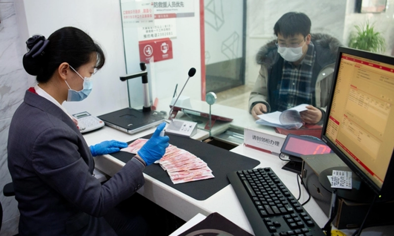 Bàng hoàng nhận nợ 13 tỷ từ “trên trời rơi xuống” 