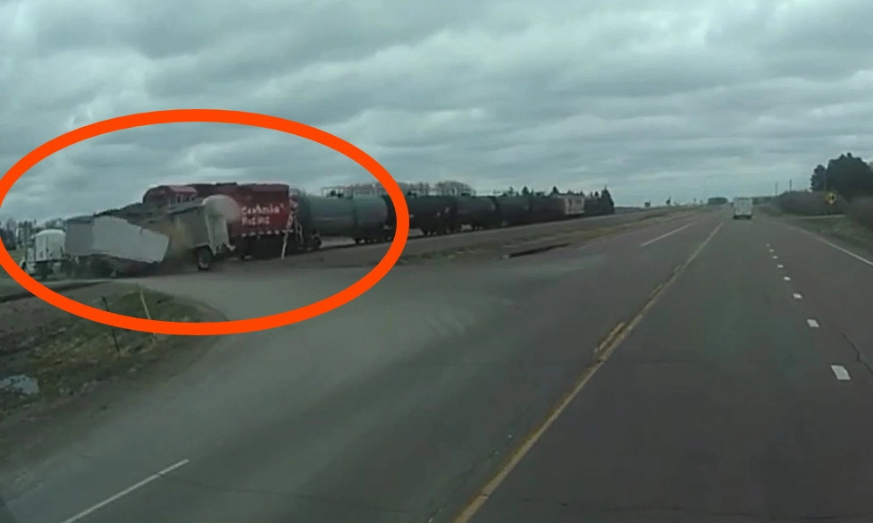 Video clip: Tàu lửa tông gãy đôi xe tải chở ngũ cốc tại Minnesota (Mỹ)