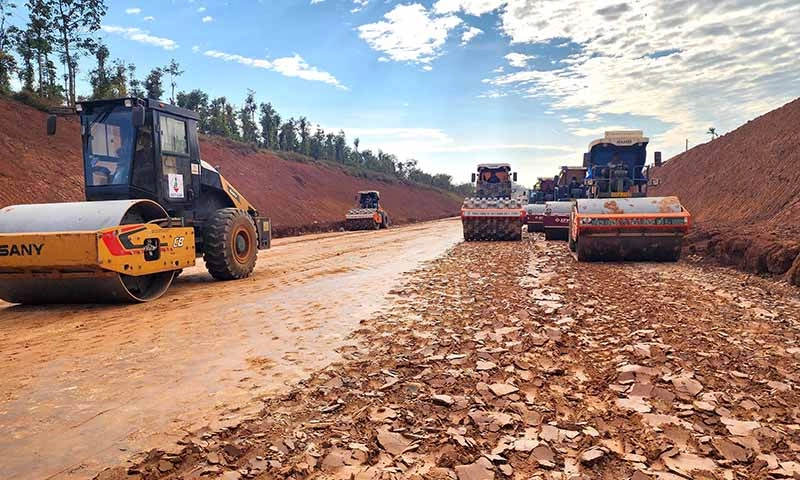Tất bật thi công để thông tuyến cao tốc Khánh Hòa - Buôn Ma Thuột vào tháng 8/2025