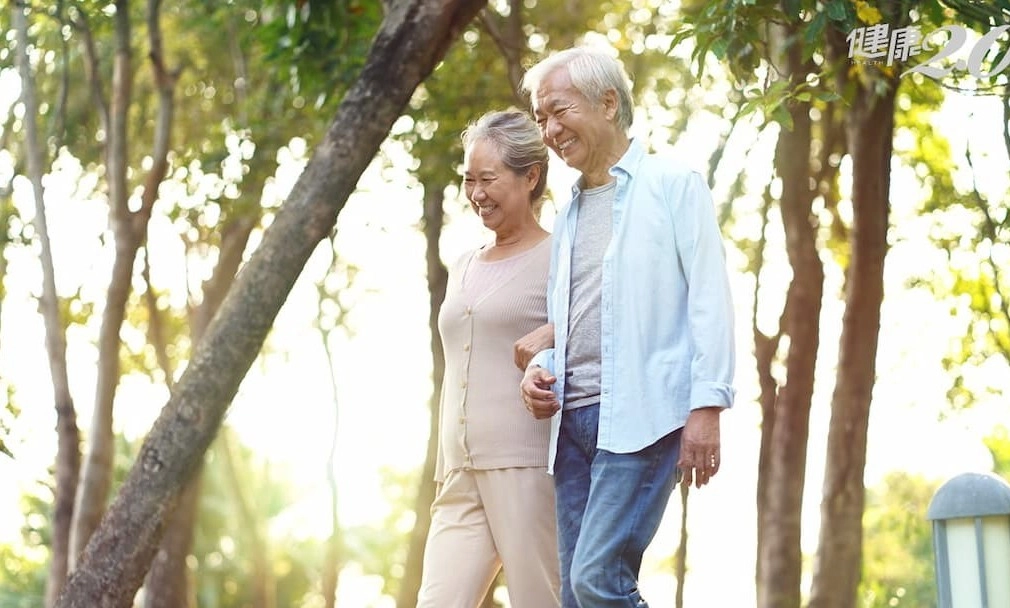  Đi bộ quá nhiều có thể gây tắc nghẽn động mạch ở chi dưới?