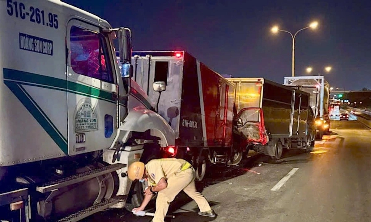 5 xe tông nhau liên hoàn trên cầu Phú Mỹ