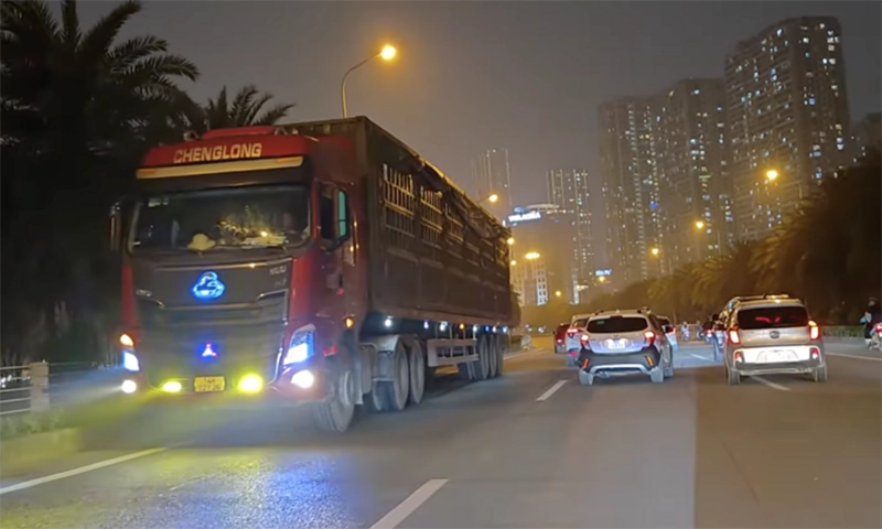 Xe đầu kéo ngang nhiên đi ngược chiều giữa phố Hà Nội
