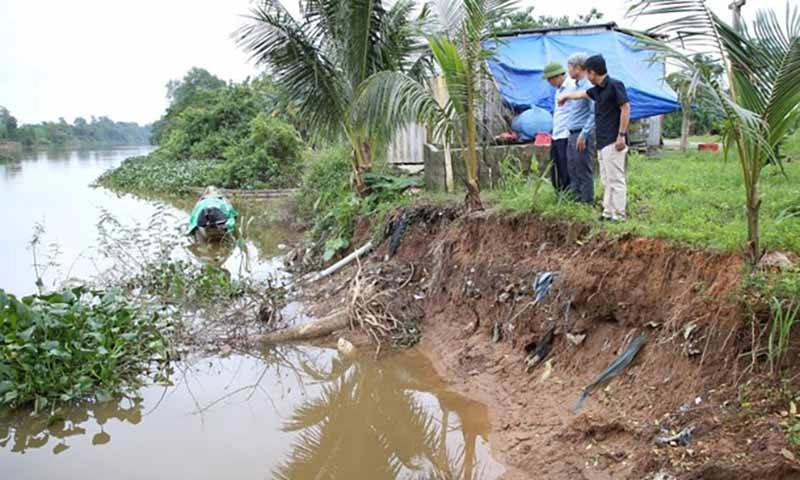 Xử lý khẩn cấp tình trạng sạt lở bờ sông ở Quảng Trị