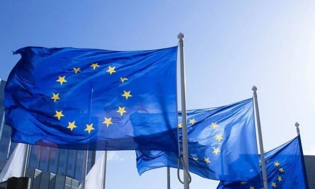  EU - Anh sát cánh tái vũ trang