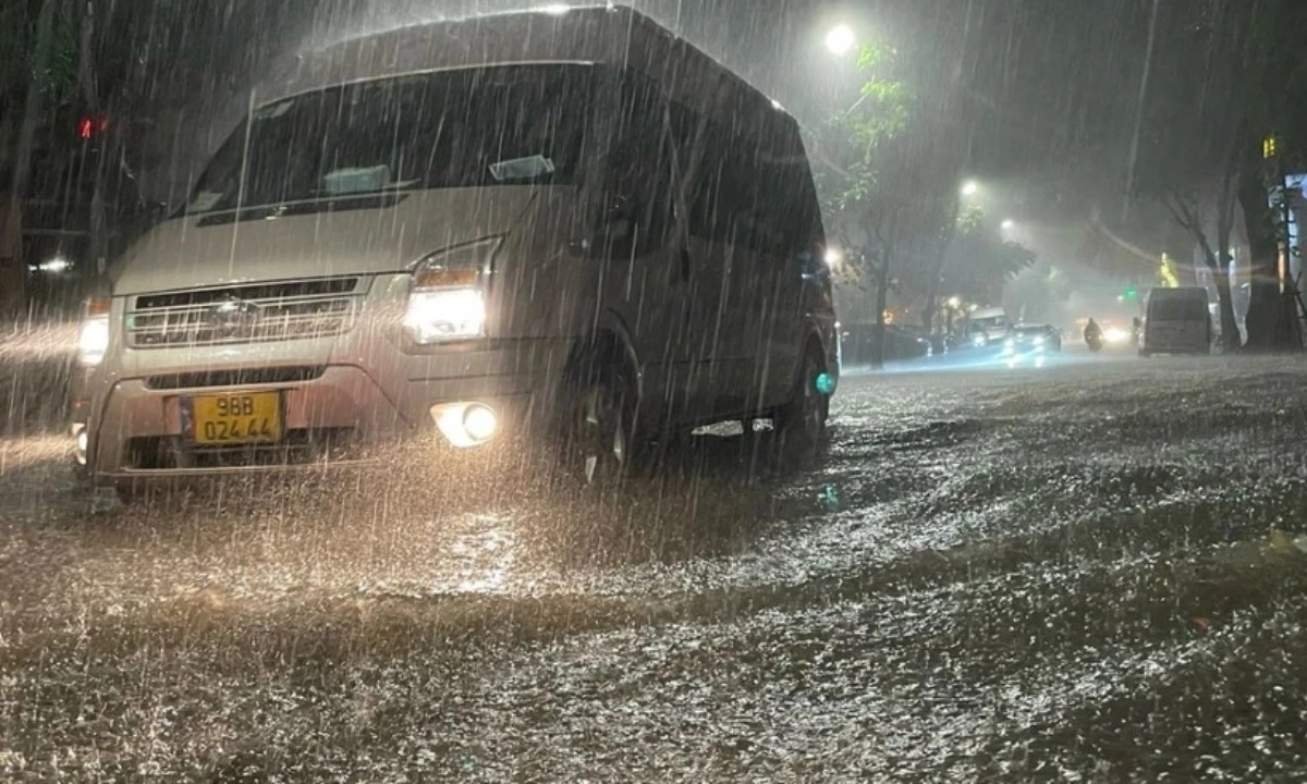 Tối 14/4: Nhiều khu vực trên cả nước có mưa dông, lốc sét