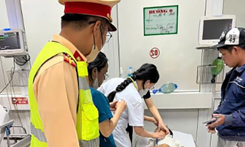 CSGT kịp thời đưa cháu bé có dấu hiệu ngưng thở tới bệnh viện