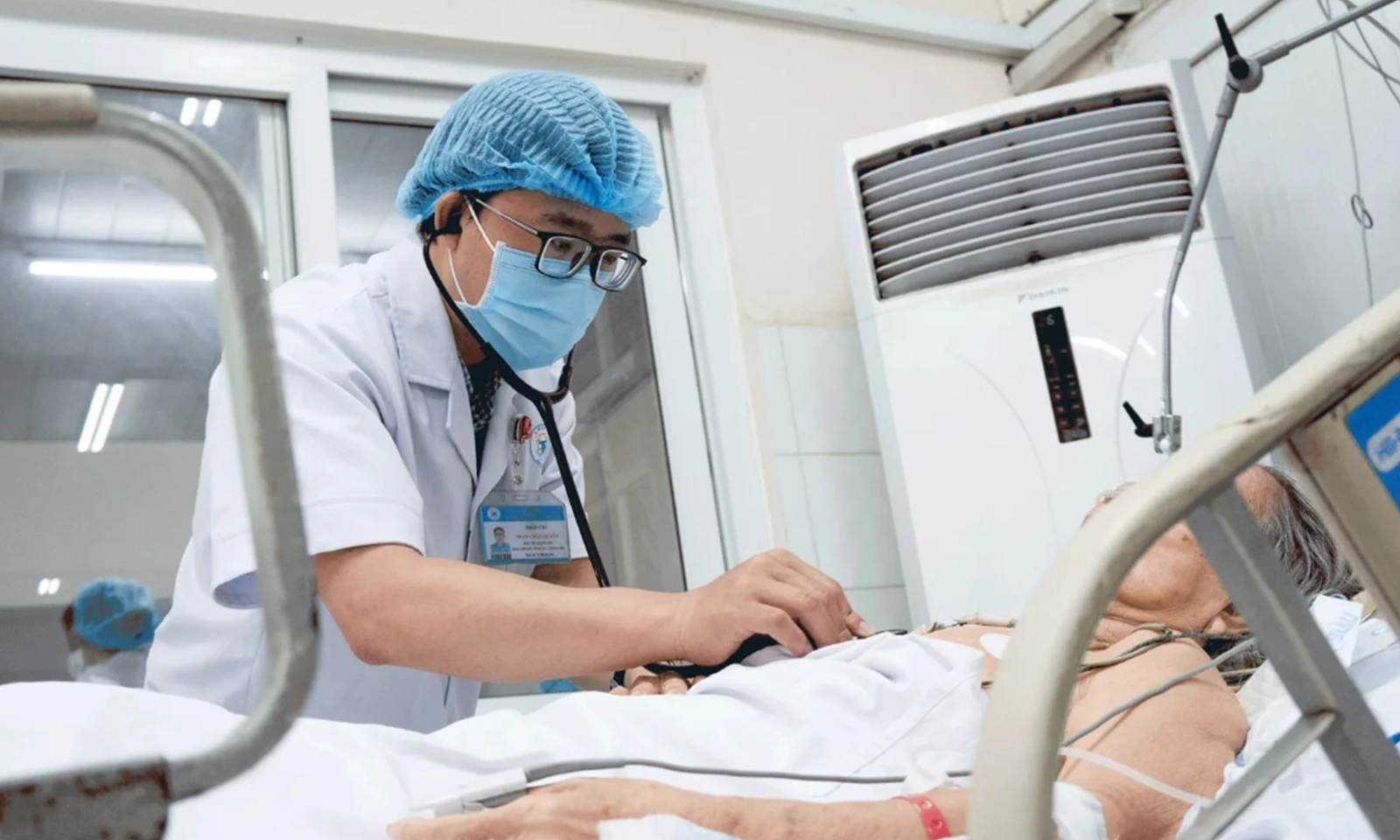 Cụ bà 85 tuổi nguy kịch chỉ vì một miếng xoài