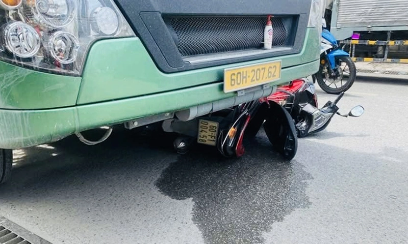 Va chạm 2 xe, làm xe máy nằm dưới gầm xe đầu kéo
