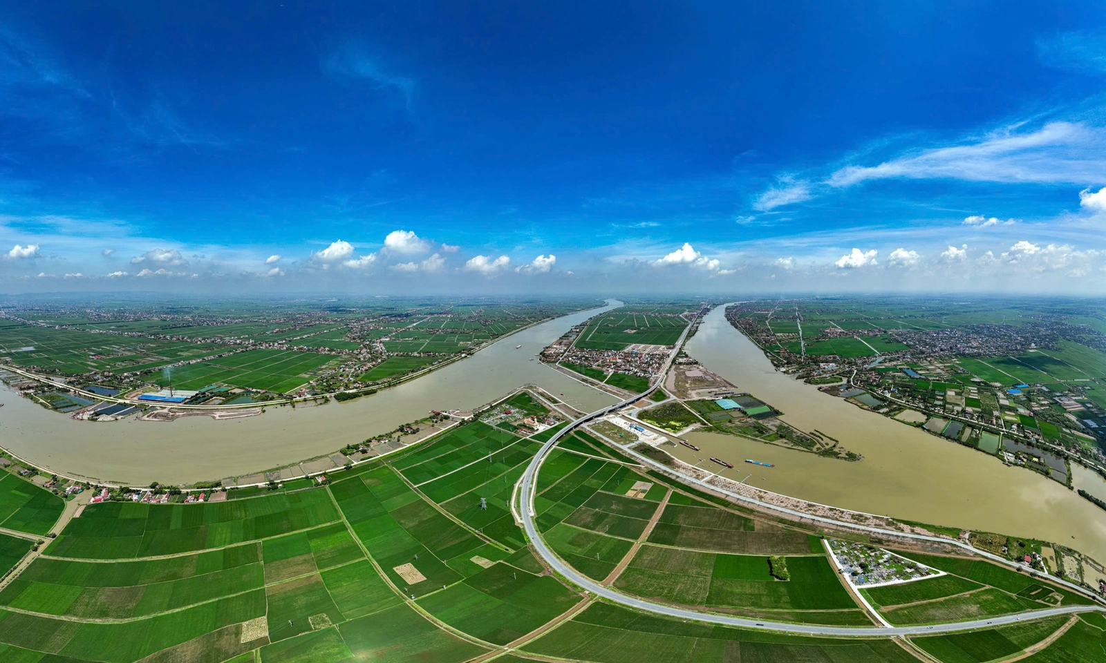 Chuyến sà lan chở container đầu tiên qua kênh Nghĩa Hưng