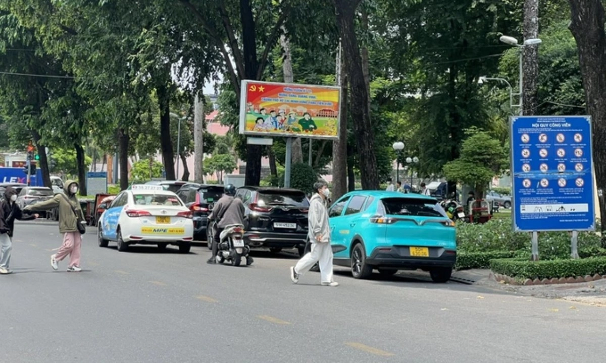 TPHCM tăng cường bảo vệ trật tự lòng đường, vệ sinh môi trường dịp lễ 30/4