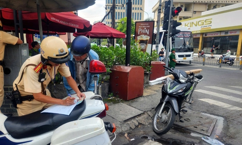 Hơn 2.000 trường hợp vượt đèn đỏ, chạy trên vỉa hè bị xử phạt tại TPHCM
