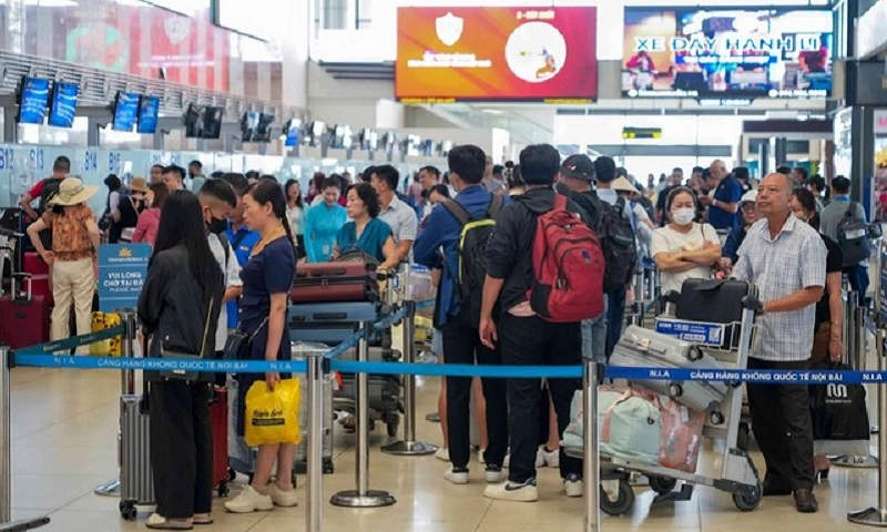 Hàng không tăng chuyến, giá vé “leo thang” dịp lễ 30/4 và 1/5