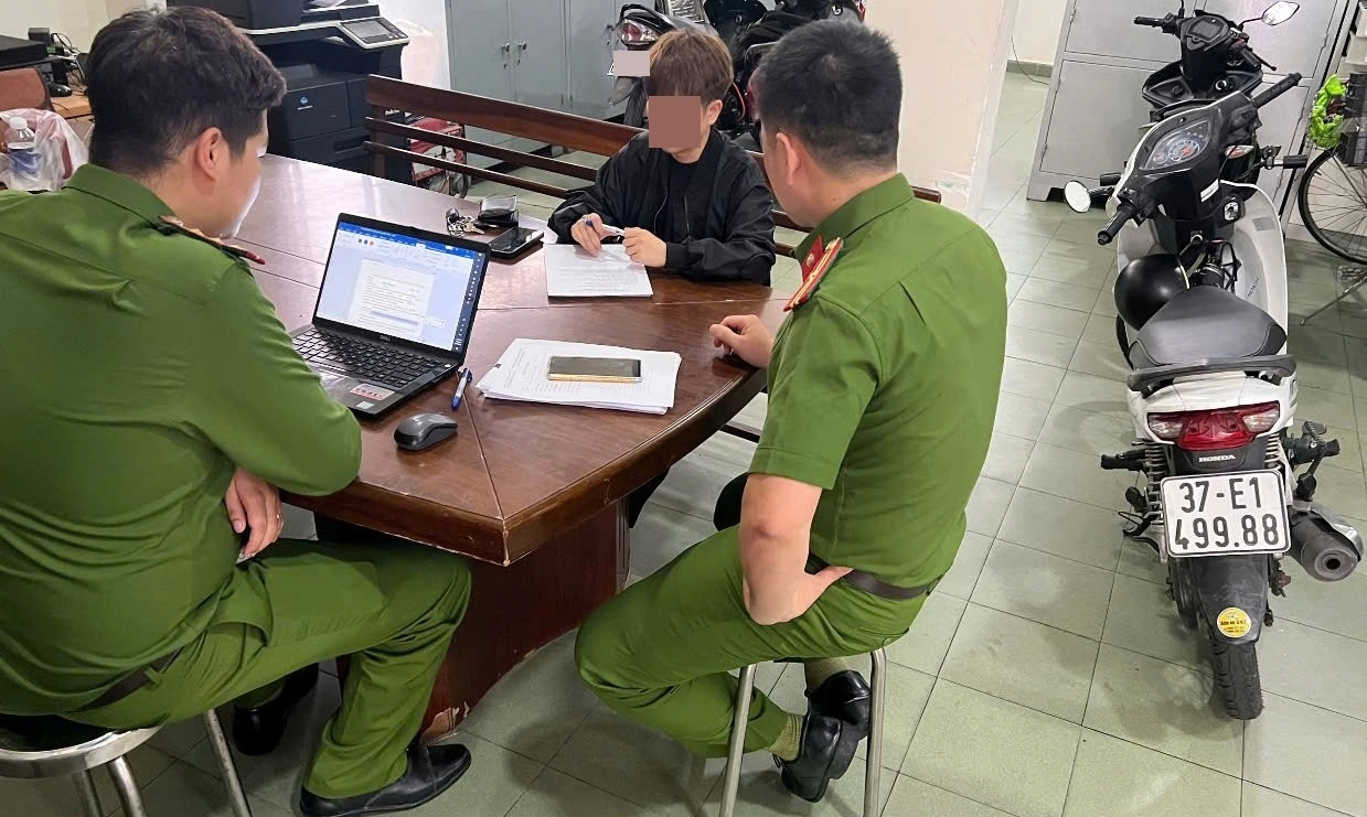 Đà Nẵng: Người đàn ông rối loạn tâm thần điều khiển xe máy nguy hiểm