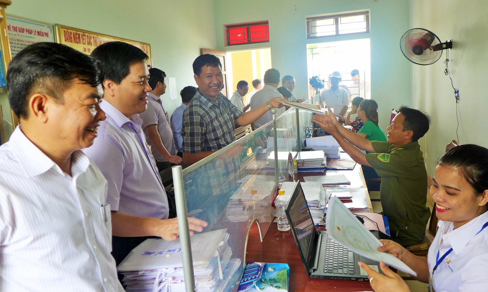 Điểm tin chiều 16/4: 100% công chức cấp huyện chuyển về xã sau sáp nhập