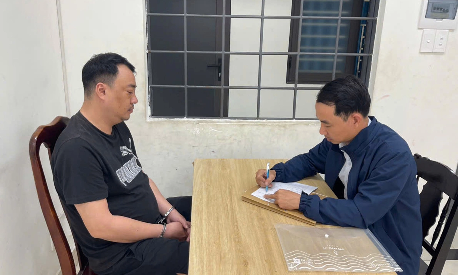 Bắt nhân viên ngân hàng bị truy nã đặc biệt về tội ‘lừa đảo chiếm đoạt tài sản’
