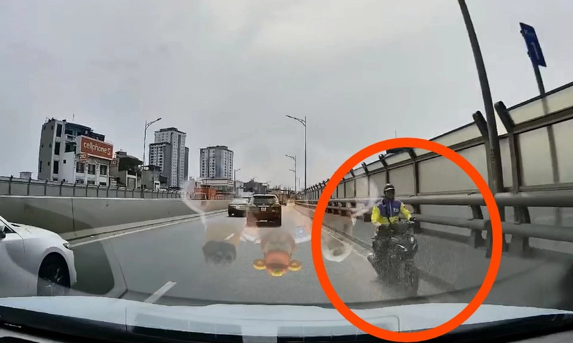 Video clip: Xe ôm công nghệ liều lĩnh đi ngược chiều trên cao tốc Vành Đai 3